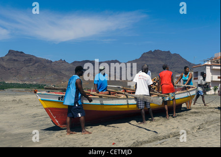 I pescatori, spiaggia di Sao Pedro, Sao Vicente, Isole di Capo Verde, Africa Fischer am Strand von Sao Pedro, Sao Vicente Foto Stock