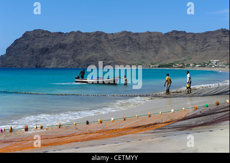 I pescatori, spiaggia di Sao Pedro, Sao Vicente, Isole di Capo Verde, Africa Fischer am Strand von Sao Pedro, Sao Vicente Foto Stock