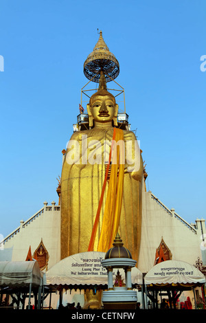 Grande statua di Budda di Wat Intharawihan, Dusit, Bangkok, Thailandia Foto Stock