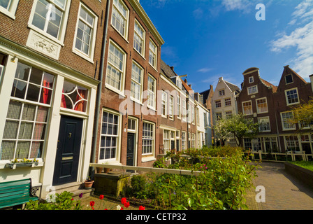 Vecchie case del Begijnhof un cattolico rifugio per le donne nella zona centrale di Amsterdam Olanda Paesi Bassi EU Europe Foto Stock