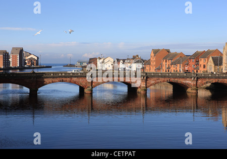 Fiume Ayr con il nuovo ponte costruito (1878) con la nuova facciata sul fiume di alta qualità sviluppi alloggiamento dietro il nuovo ponte Foto Stock