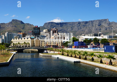 Victoria & Alfred Waterfront complesso con Table Mountain in background, Cape Town, Western Cape, Sud Africa Foto Stock