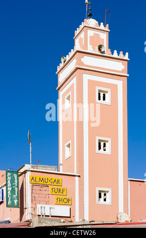 Minareto e surf shop nel centro del villaggio di Taghazout, vicino a Agadir, Marocco, Africa del Nord Foto Stock