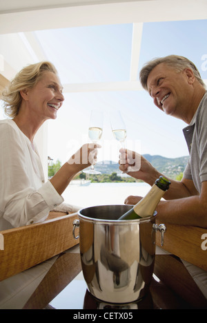 Coppia matura la tostatura con champagne Foto Stock