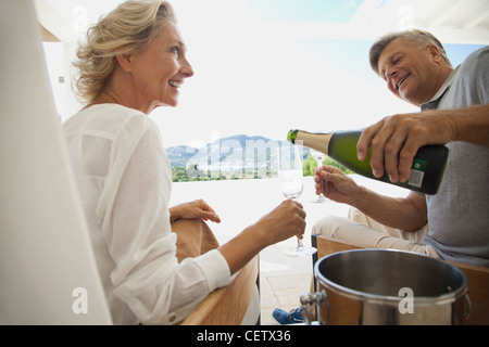 Giovane gustando champagne all'aperto Foto Stock