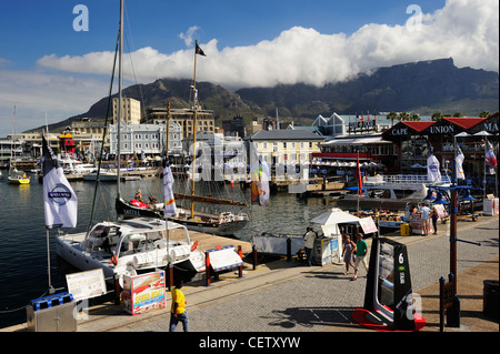 Victoria & Alfred Waterfront complesso con Table Mountain in background, Cape Town, Western Cape, Sud Africa Foto Stock