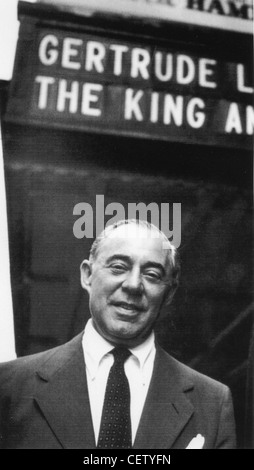 RICHARD ROGERS (1902-1979), compositore statunitense al di fuori di St James Theatre di New York, all'apertura del re e io in1951 Foto Stock