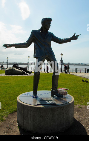 Memoriale al cantante Billy Fury accanto al Mersey, Liverpool scolpito da Tom Murphy Foto Stock