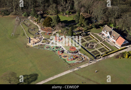 Vista aerea del parco giochi Rose Garden a Graves Park, Norton, Sheffield, Regno Unito Foto Stock