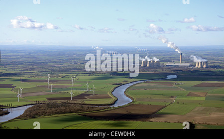 Immagine aerea che mostra turbine eoliche e una centrale a carbone che guarda ad ovest sul fiume Ouse verso la centrale elettrica di Drax Foto Stock