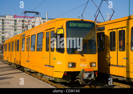 Due tram che passa ogni altro a Budapest. Sunshine. Foto Stock