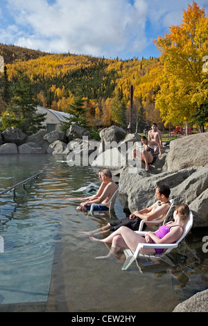 Persone in ammollo nella piscina esterna. Chena Hot Springs. Vicino a Fairbanks. L'Alaska. Stati Uniti d'America Foto Stock