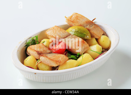 Spiedino di pesce e patate in casseruola Foto Stock