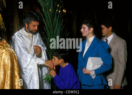 Greco sacerdote ortodosso, greco boy, domenica delle palme, la settimana santa, la settimana di Pasqua, Annunciazione cattedrale, San Francisco, California Foto Stock