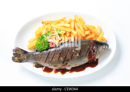 Trota alla griglia e patatine fritte con salsa barbecue Foto Stock