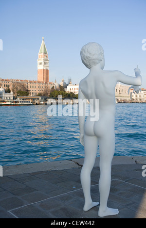 Ragazzo con statua rana di Charles Ray a Punta della Dogana sul Canal Grande a Venezia, Italia Foto Stock