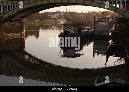 Altezza del ponte di Twickenham sul fiume Tamigi a Richmond Upon Thames,Inghilterra Foto Stock