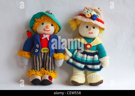 Bambole a maglia, giocattoli a maglia Wurzel Gumminge e zia Sally personaggi isolati su sfondo bianco - bambola a maglia, giocattolo a maglia Foto Stock