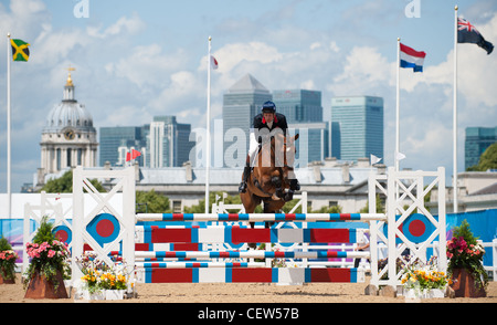 Eventer William Fox-PItt Show Jumping con la City di Londra come il suo background, Equestre Olympic Evento di prova, Greenwich Foto Stock