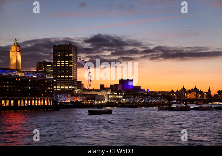 La sponda sud del Tamigi al tramonto, visto da di Blackfriars bridge Foto Stock