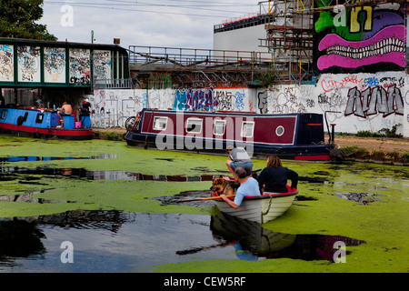 Barca a remi in barca sul fiume Lea, Hackney Wick, Londra Foto Stock