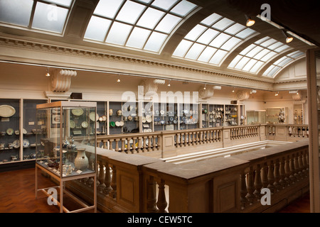 Regno Unito Galles, Swansea, Alexander Road, Glynn Vivian Art Gallery Interior, display di Swansea in ceramica ceramica Foto Stock