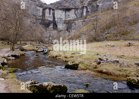 Malham Cove. La famosa grotta di calcare contiene molto di alta qualità di roccia tecnica arrampicate su roccia calcarea Foto Stock