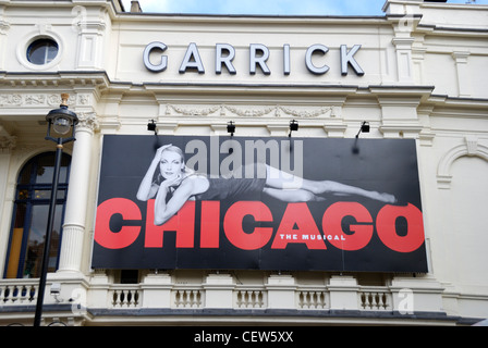 Tabellone gigante promuovere il musical Chicago al di fuori il Garrick Theatre di Charing Cross Road, Londra, Inghilterra Foto Stock