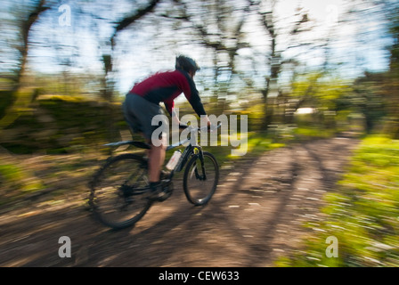 Mountain biker sulla professione Lane, Warton roccioso, Lancashire, Regno Unito Foto Stock