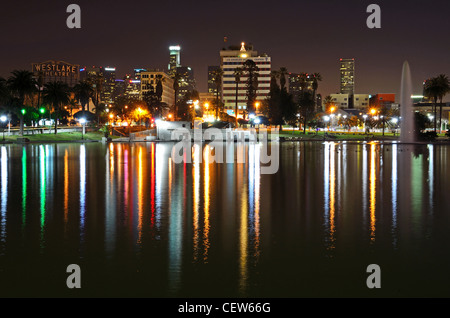 Il centro cittadino di Los Angeles skyline da Macarthur Parco Lago Foto Stock