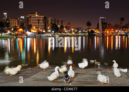 Il centro cittadino di Los Angeles skyline da Macarthur Parco Lago Foto Stock