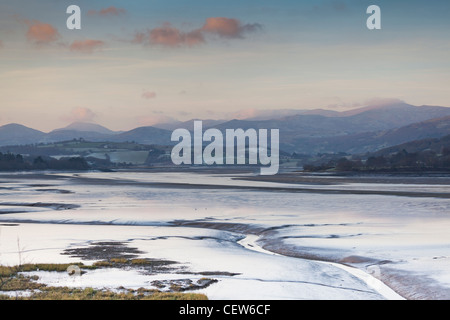 Bassa marea a sunrise sull'estuario del fiume Conwy, il Galles del Nord con la Snowdonia montagne sullo sfondo Foto Stock