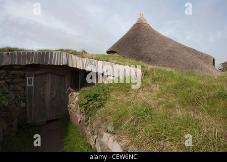 La ricostruzione di un tradizionale Età del Ferro roundhouse, il Galles del Nord Foto Stock