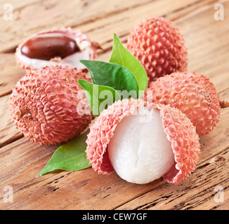 Il Lychee con foglie su un tavolo di legno. Foto Stock