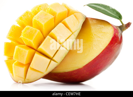 Il Mango con le fette su uno sfondo bianco. Foto Stock