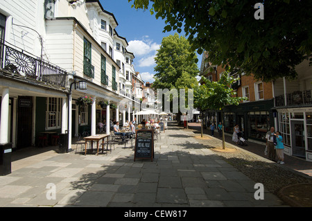 Il famoso colonnato georgiane noto come The Pantiles offre una piacevole passeggiata nel centro di Tunbridge Wells nel Kent, Inghilterra. Foto Stock