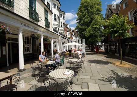 Il famoso colonnato georgiane noto come The Pantiles offre una piacevole passeggiata nel centro di Tunbridge Wells nel Kent, Inghilterra. Foto Stock