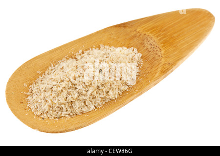 Psillio gusci di semi - supplemento dietetico, fonte di fibra solubile, su un piccolo scoop di bambù Foto Stock