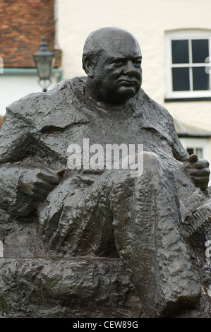 L'imponente statua di Sir Winston Churchill sul villaggio verde a Westerham in Kent, Inghilterra, vicino a casa sua a Chartwell. Foto Stock