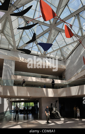 Ala Est lobby con mobili di Calder National Gallery of Art di Washington DC USA Foto Stock