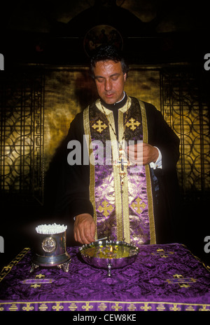 Greco ortodosso di sacerdote, unzione sacra, la settimana santa, Annunciazione cattedrale, San Francisco, California Foto Stock