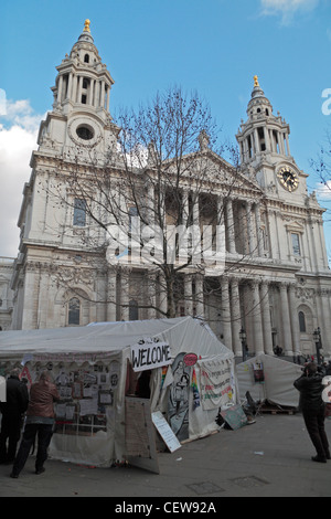 Una vista generale della occupare Londra protestare fuori dalla cattedrale di St Paul, Londra a fine febbraio 2012. Foto Stock