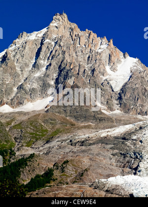 Il vertice di Aiguille du Midi adiacente al Mont Blanc vista da Bossons vicino a Chamonix nella regione della Savoia delle Alpi francesi Foto Stock