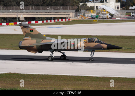 Libyan Air Force Dassault Mirage F1E recanti il post-rivoluzionario insegne nazionali Foto Stock