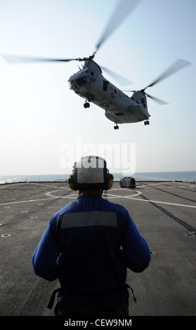 GOLFO DI THAILANDIA (20 febbraio 2012) – Quartermaster Seaman Michael Tarquino si alza dopo che un elicottero del Cavaliere del Mare CH-46 ha fatto scendere il carico sul ponte di volo della nave da sbarco anfibia USS Germantown (LSD 42), dispiegata in avanti durante un rifornimento in mare. Germantown, con gli elementi imbarcati della 31esima unità di spedizione marina, è attualmente in corso dopo aver partecipato all'esercizio Cobra Gold 2012, un esercizio annuale congiunto e multinazionale sponsorizzato da Thai-USA, progettato per promuovere la sicurezza in tutta la regione Asia-Pacifico e migliorare l'interoperabilità con le nazioni partecipanti. Foto Stock