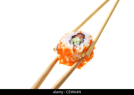 Il Sushi con bacchette isolate su sfondo bianco Foto Stock