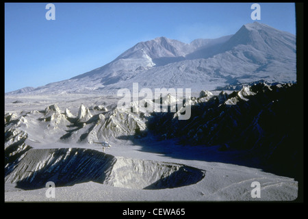 Dopo l'eruzione del 18 maggio 1980, l'altitudine del Monte St. Helens era di soli 8,364 metri (2,550 piedi) e il vulcano aveva un cratere a forma di ferro di cavallo largo 1.5 chilometri. Vista qui è da nord-ovest. Foto Stock