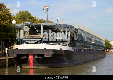 Fiume rivestimento usato per il trasporto di auto sul Maas ancorata in un porto a Dordrecht Foto Stock