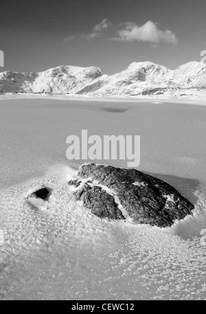 Immagine in bianco e nero di frozen tre Tarns con Lodore Falls e Scafell Pike in background. Inverno sulle montagne nei laghi Foto Stock