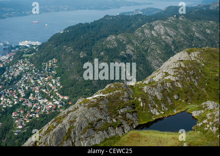 Una vista guardando verso il basso sulla città di Bergen, Norvegia dalla cima del monte Ulriken. Foto Stock